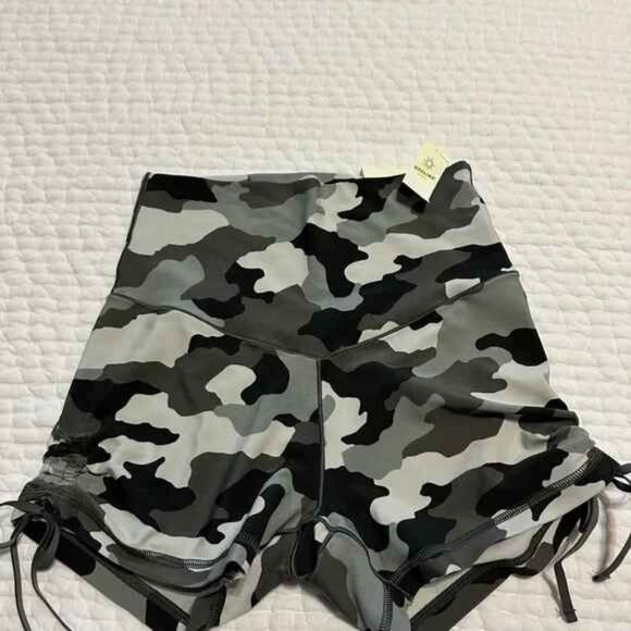 Aerie Offline Real Me Shortie 3” Medium black/gray camouflage - Picture 2 of 2